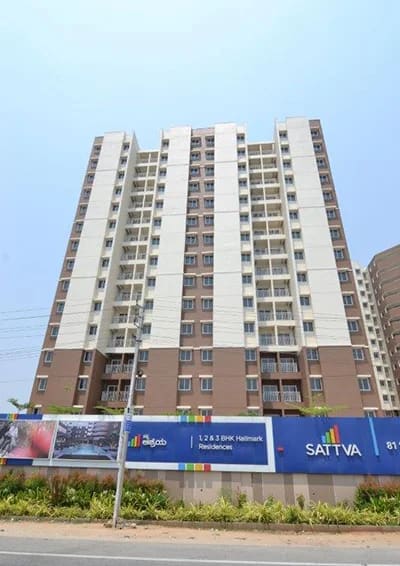 Tower 4 of Sattva Ashraya from the highway, site photo